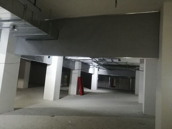 固定柔性擋煙垂壁安裝現(xiàn)場2.jpg