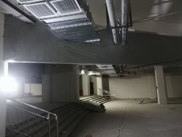 固定柔性擋煙垂壁安裝現(xiàn)場4.jpg